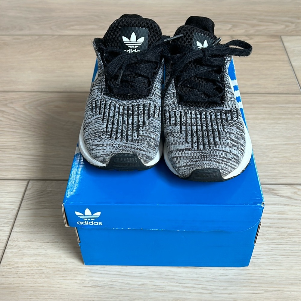 Adidas Swift Run I tennis shoes